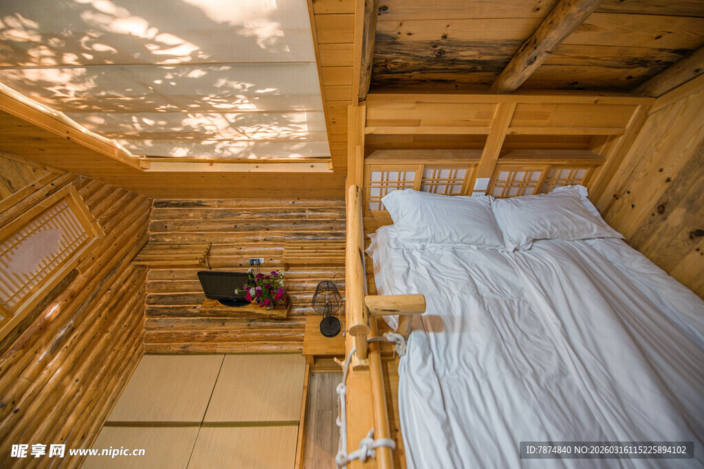 木质阁楼温馨床铺一角