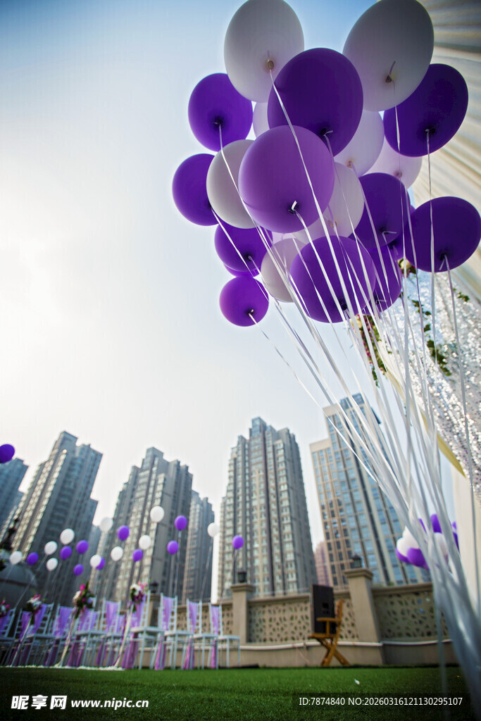 紫色气球装点城市户外场景