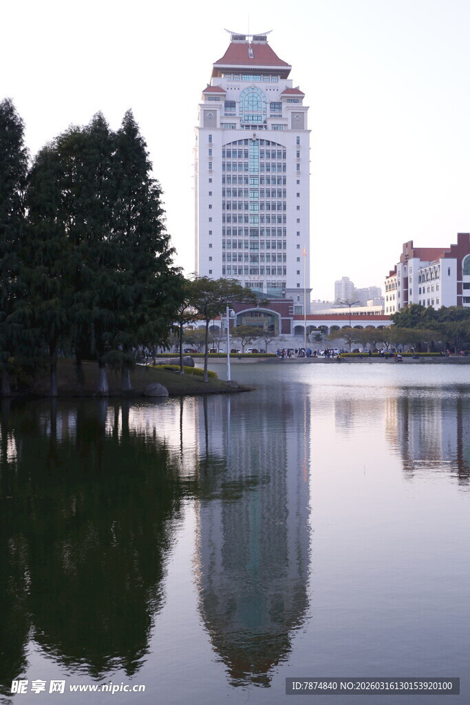 湖畔高楼倒影美景