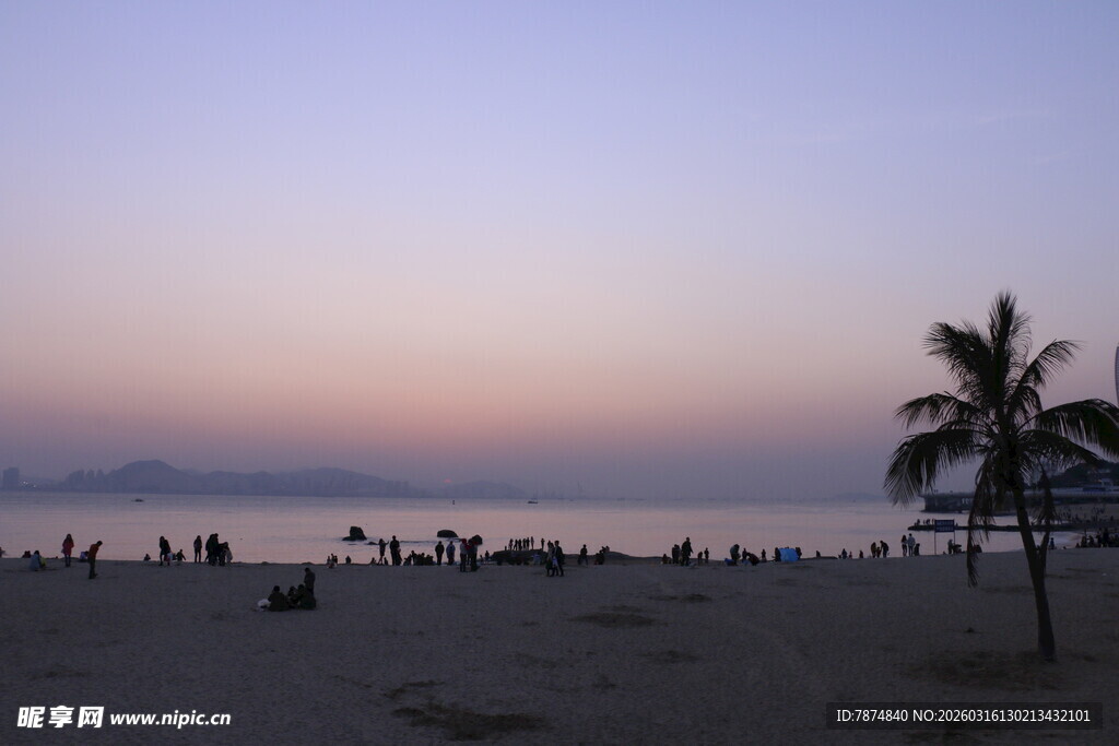 黄昏下的静谧海滩