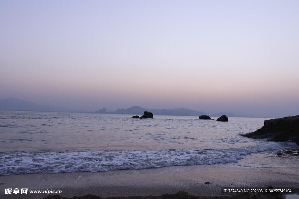 海边暮色 海浪轻拍岩石