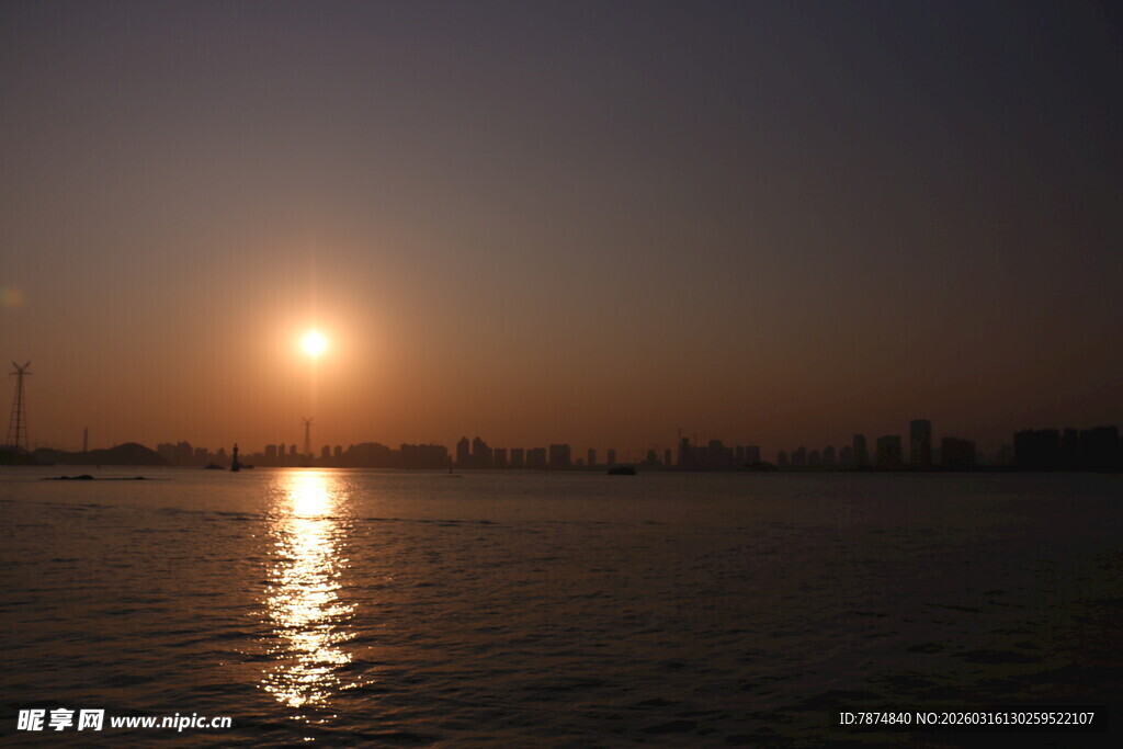 夕阳下的江面美景