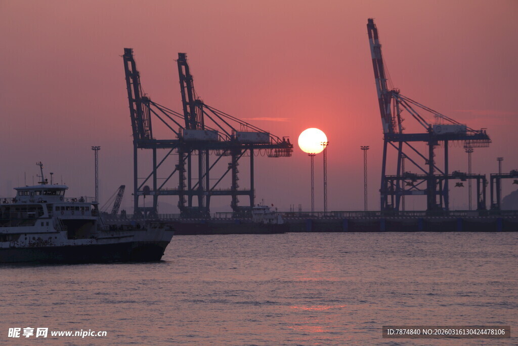 港口夕阳下的起重机与船只