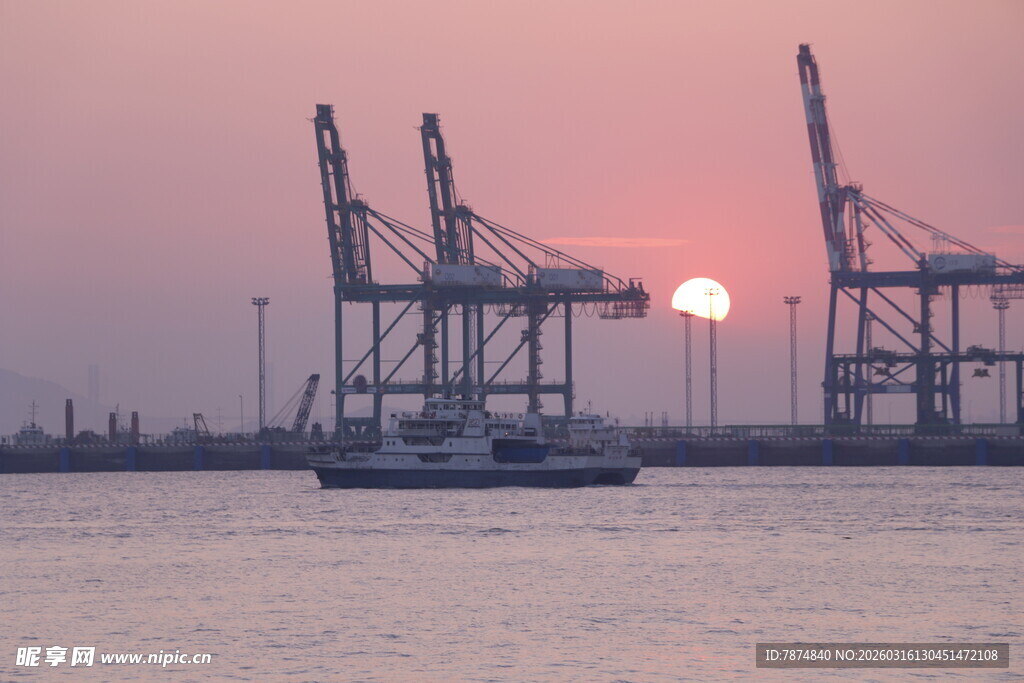 港口夕阳下的起重机与船只