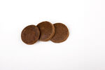 三块圆形棕色饼干