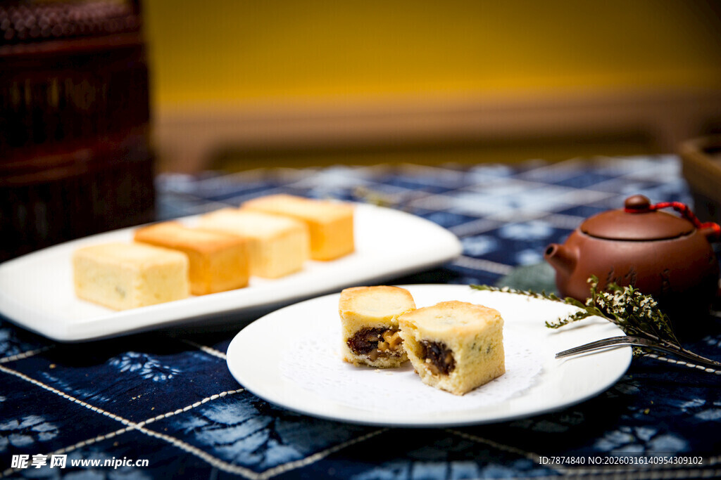 中式糕点与茶具的雅致组合