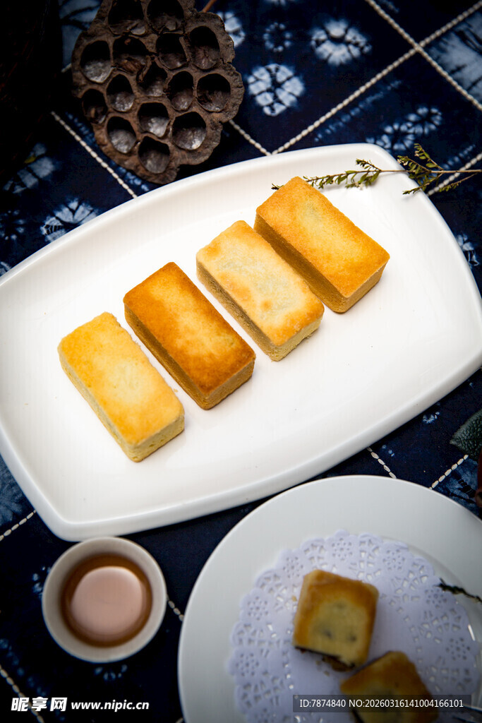 美味炸物摆放在精致盘中