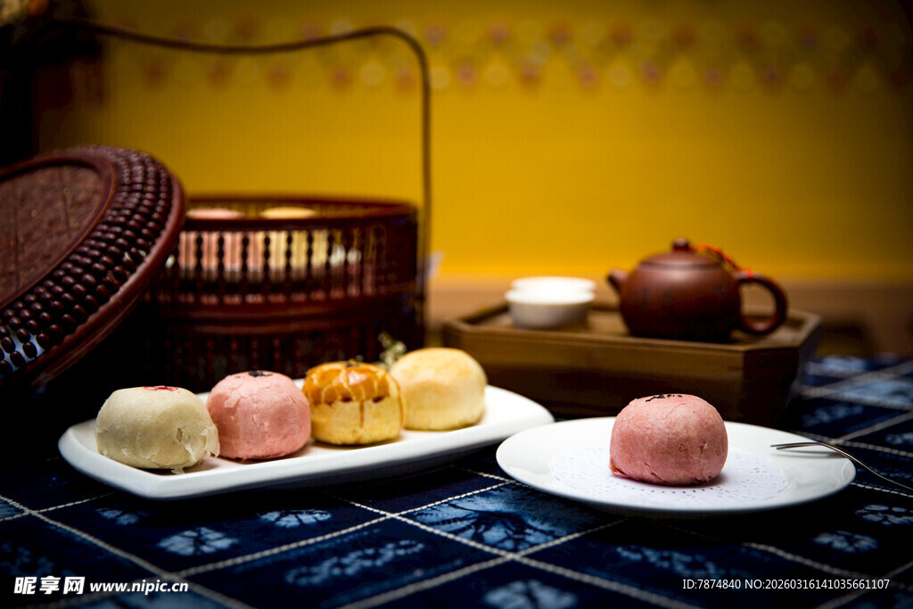 中式点心与茶具的雅致组合