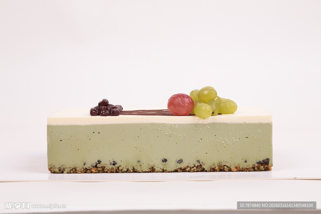 精致水果装饰的美味蛋糕