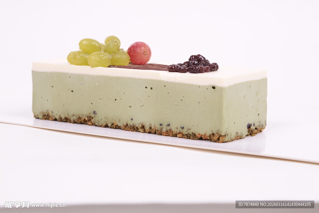 抹茶芝士蛋糕配新鲜水果