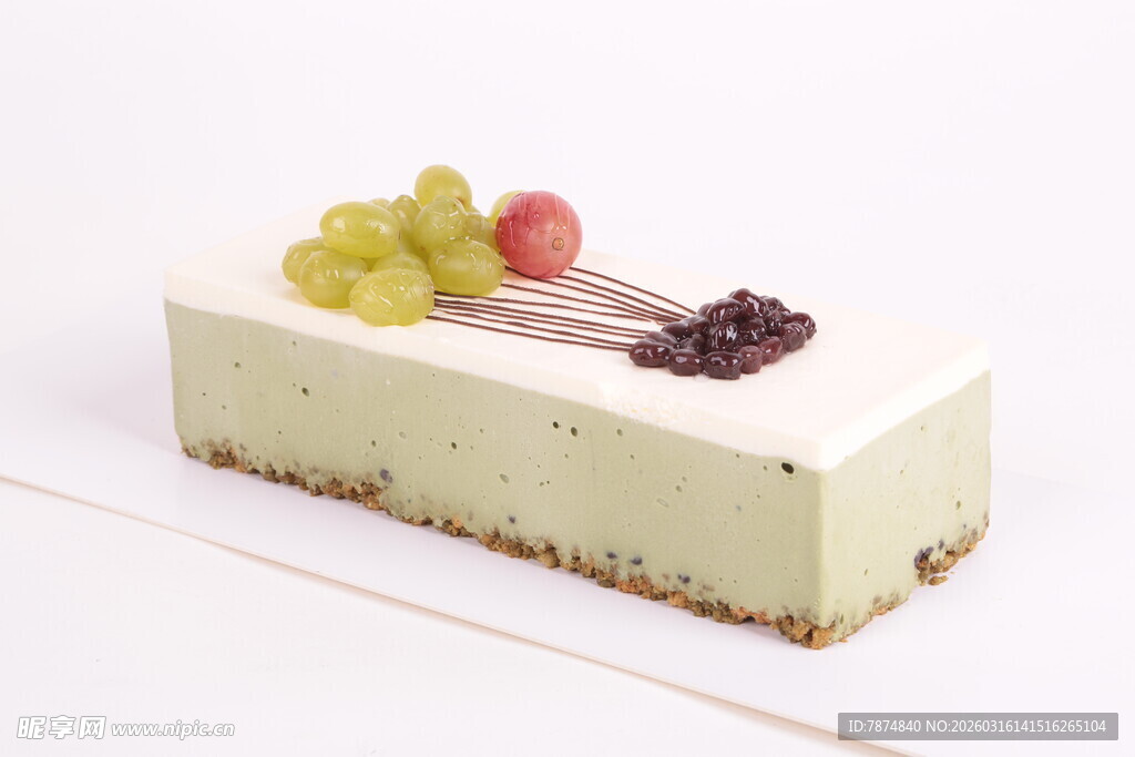 精致水果装饰的美味蛋糕