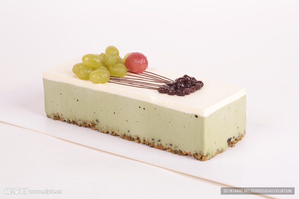 精致水果装饰的美味蛋糕