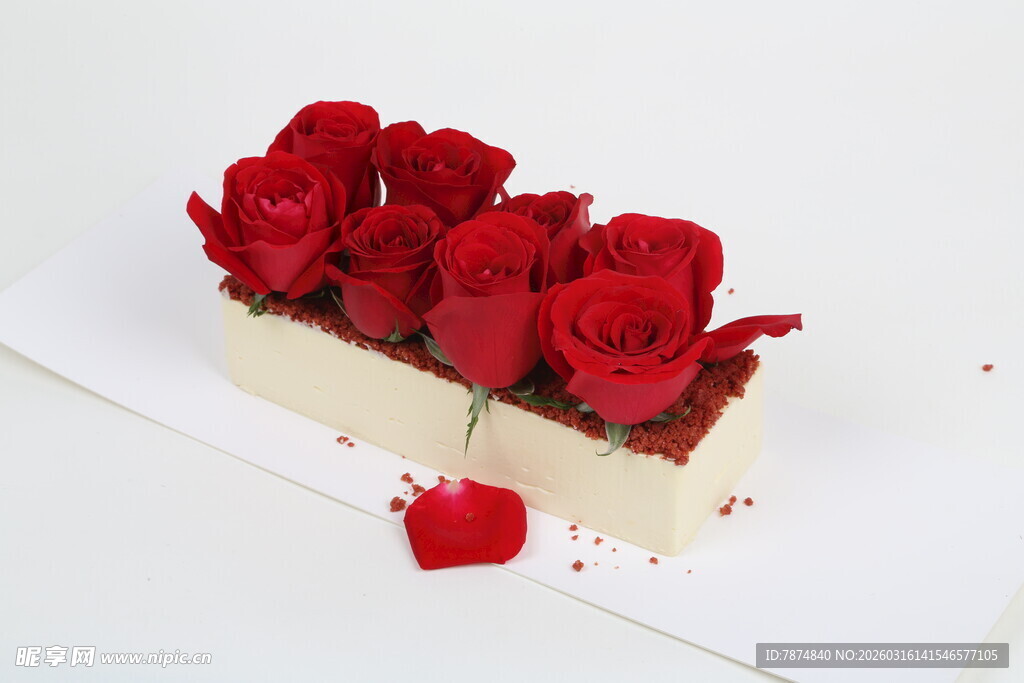 红玫瑰装饰的精致糕点