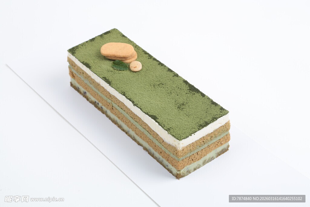 绿色草坪上的创意建筑模型