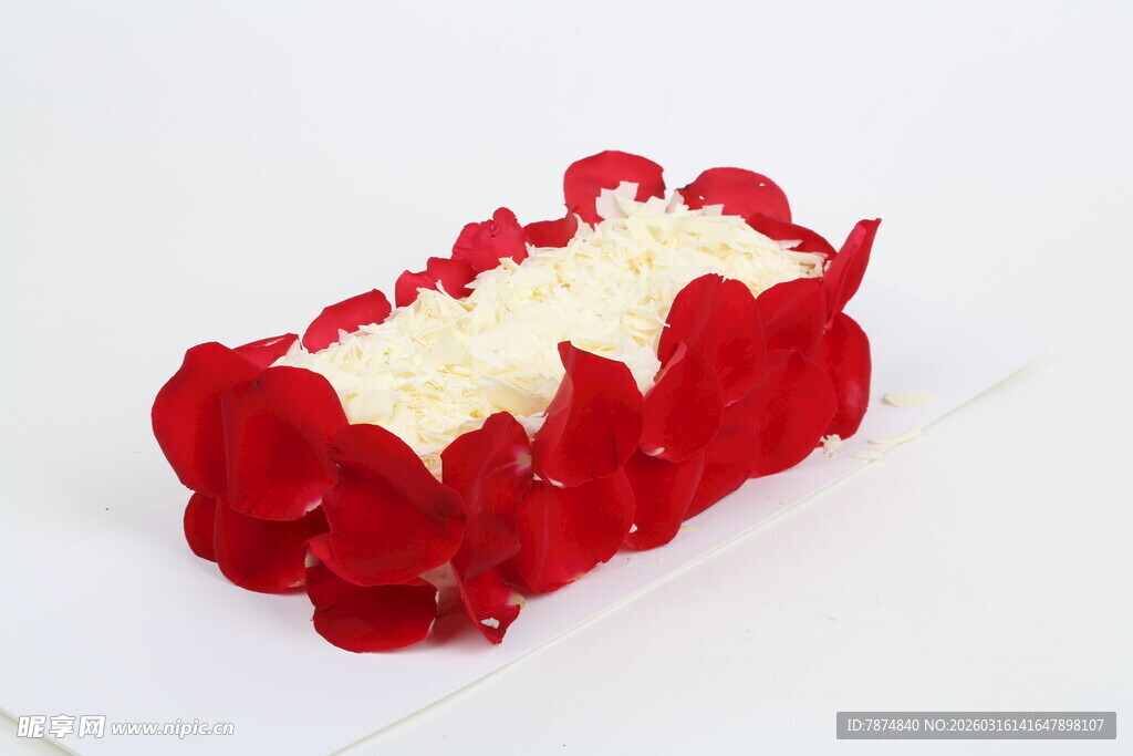 红玫瑰花瓣环绕的精美蛋糕