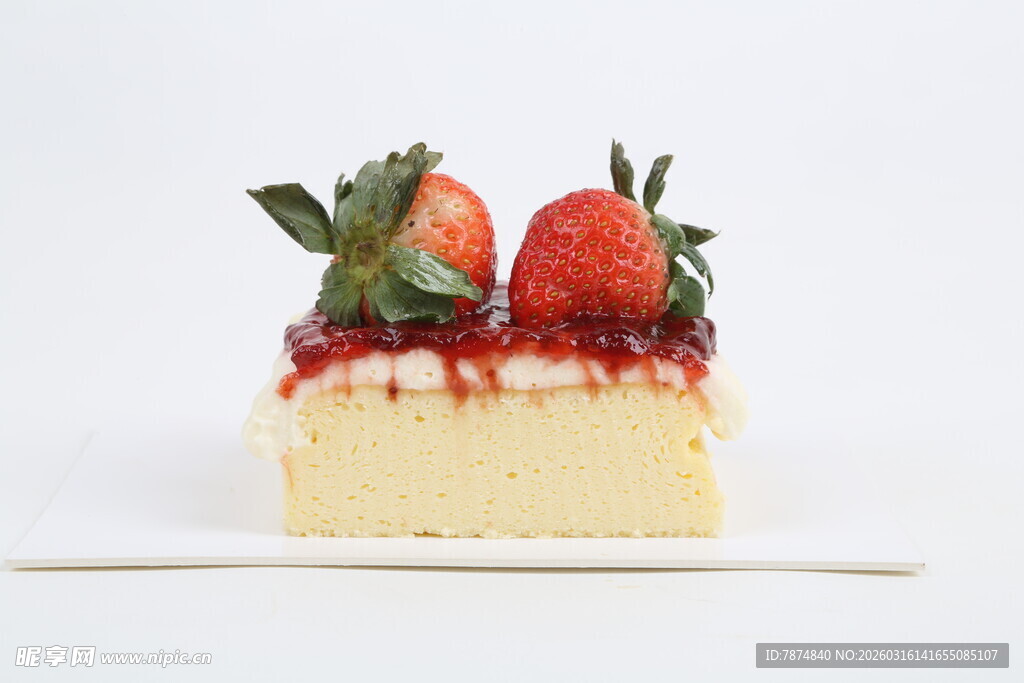 草莓装饰的美味芝士蛋糕