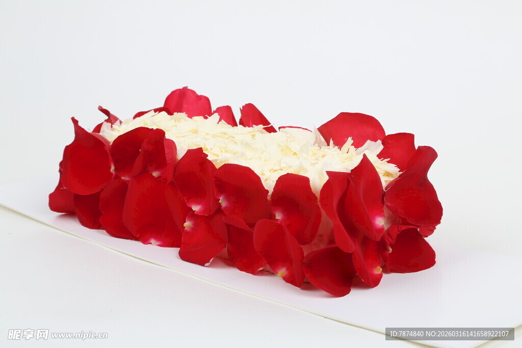 玫瑰花瓣装饰的精美蛋糕