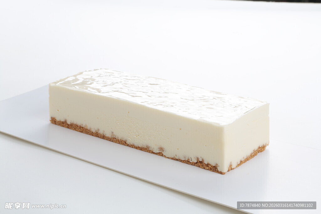 精致长方形奶油蛋糕