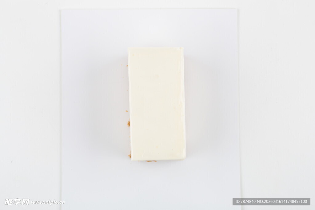 白色长方体物件展示