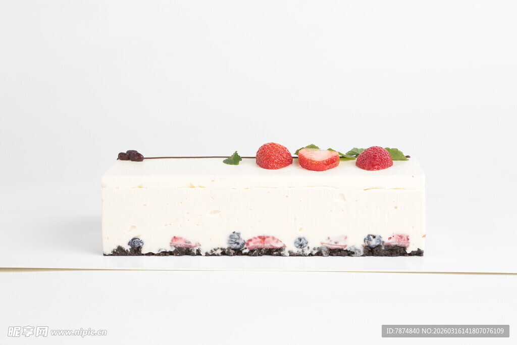 草莓装饰的精美蛋糕