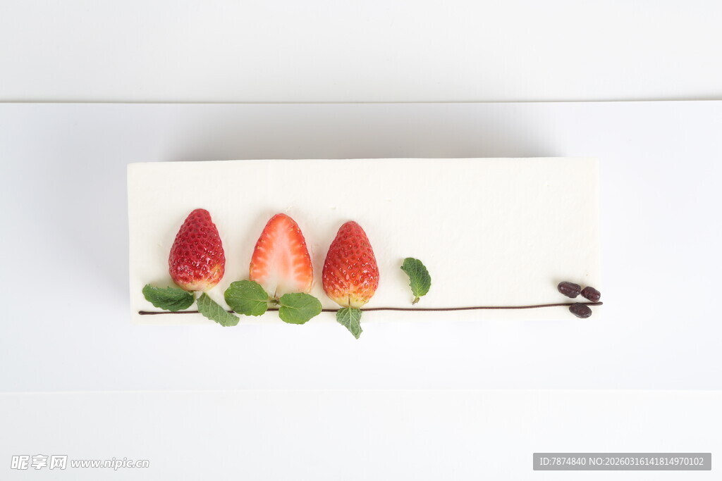 草莓甜点摆盘展示