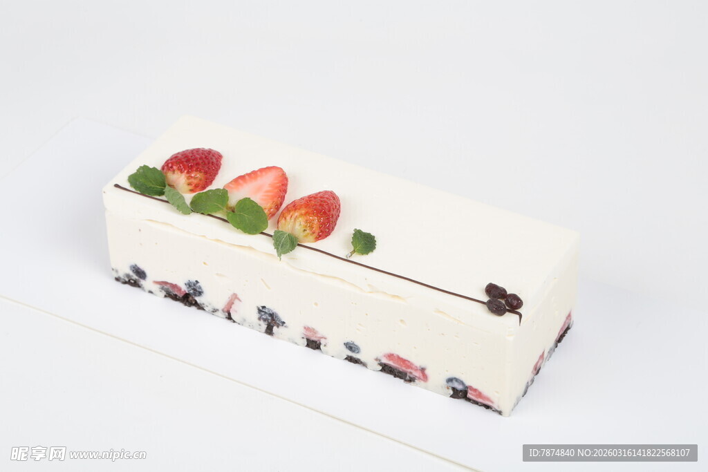 草莓装饰的精美长条蛋糕