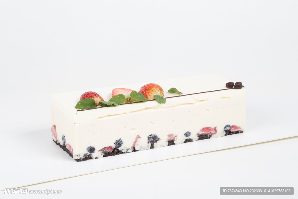 水果装饰的美味长条蛋糕