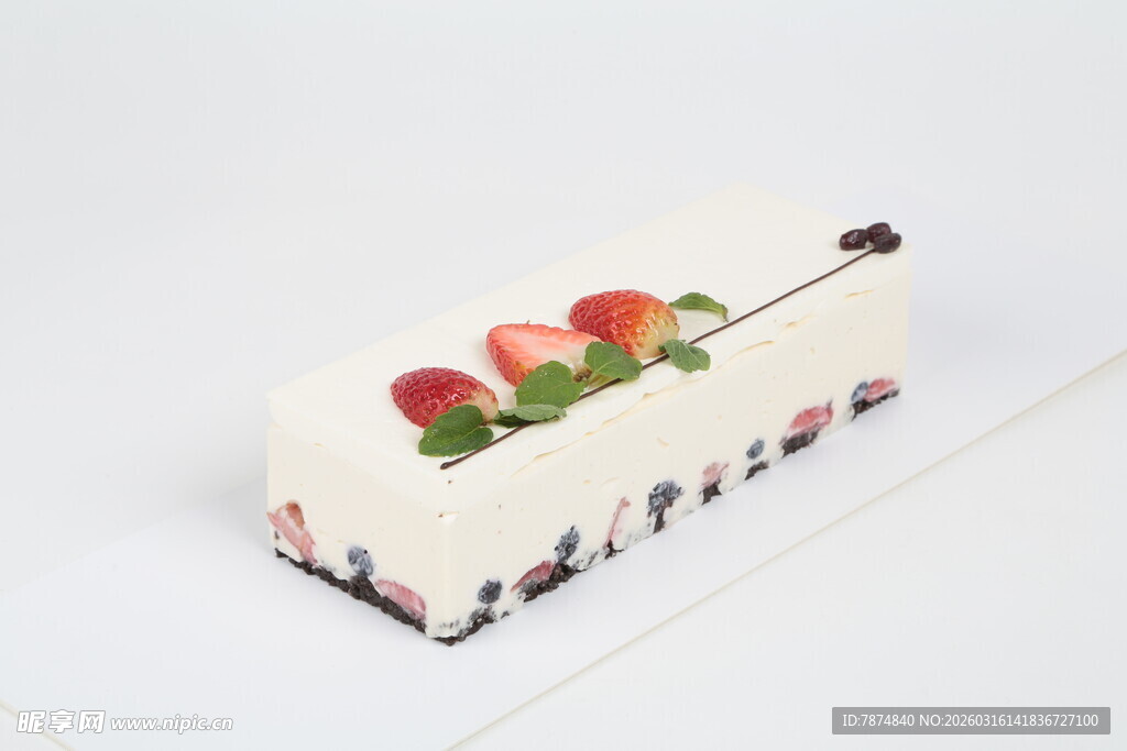 草莓装饰的精美长方形蛋糕