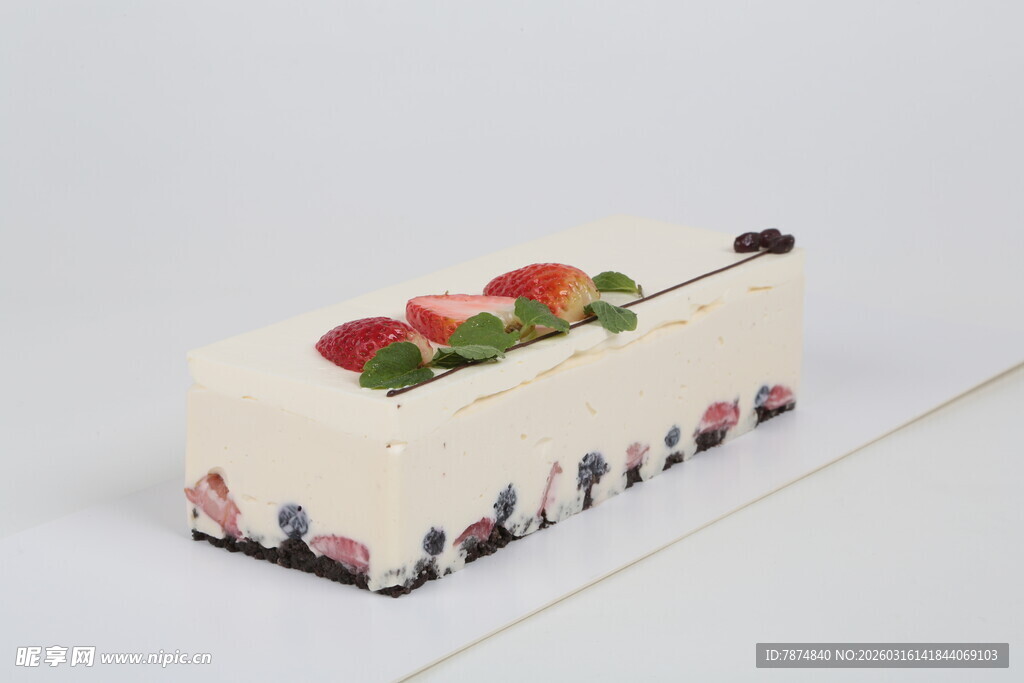 精致草莓装饰长方形蛋糕