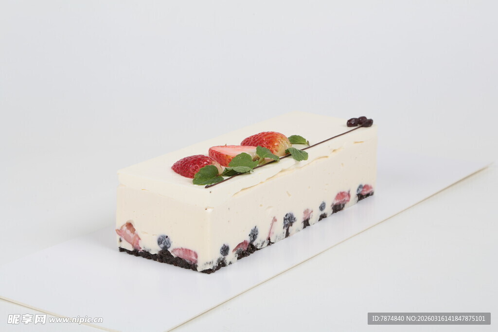 精致装饰的长条奶油蛋糕