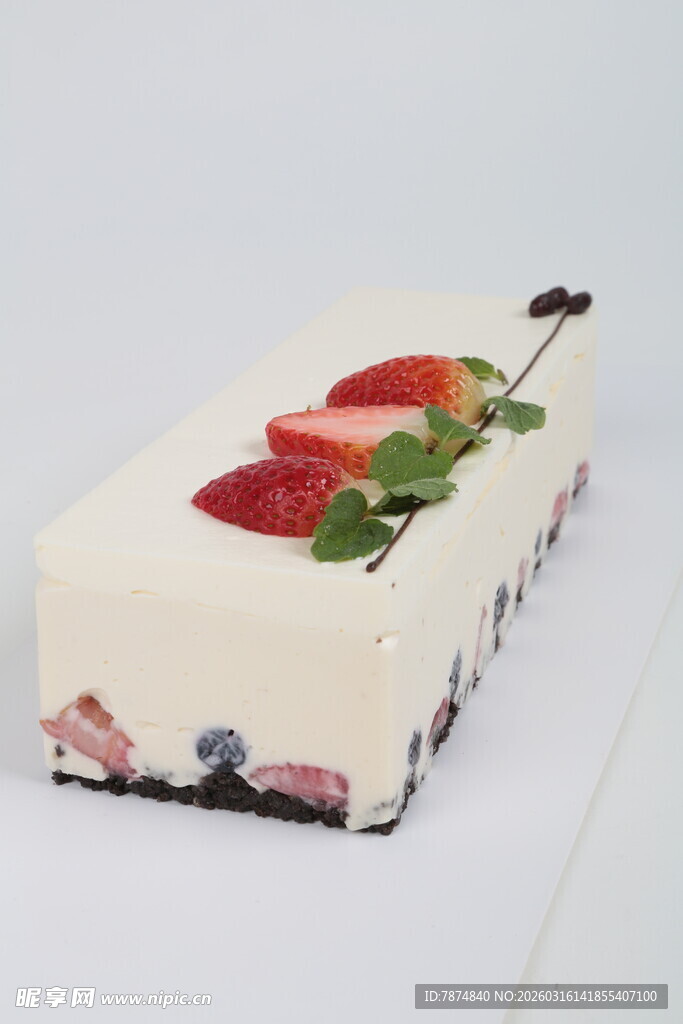 草莓装饰的精致方形蛋糕