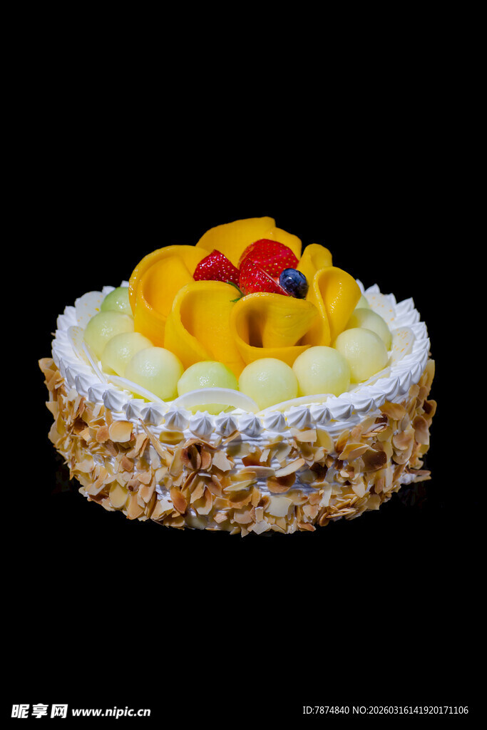 芒果装饰美味蛋糕