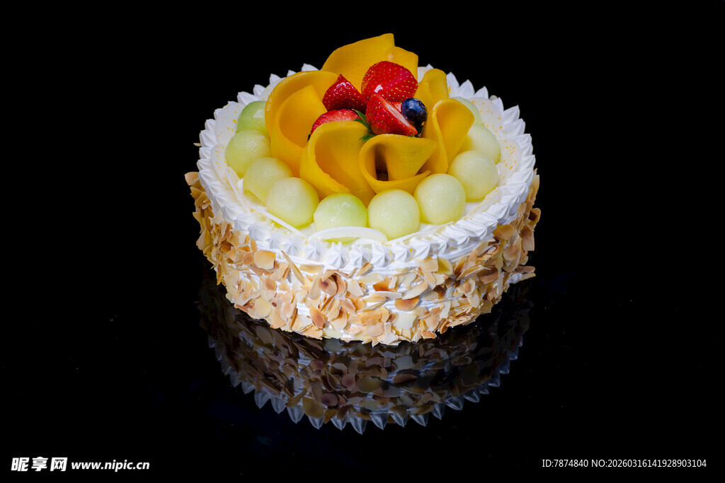 精致水果装饰美味小蛋糕