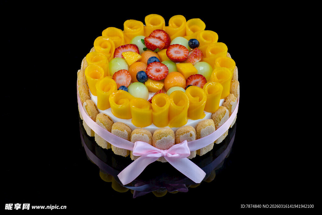 缤纷水果装饰精美蛋糕