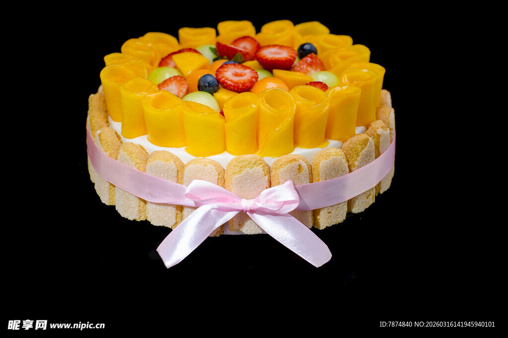 水果装饰的精美黄色蛋糕