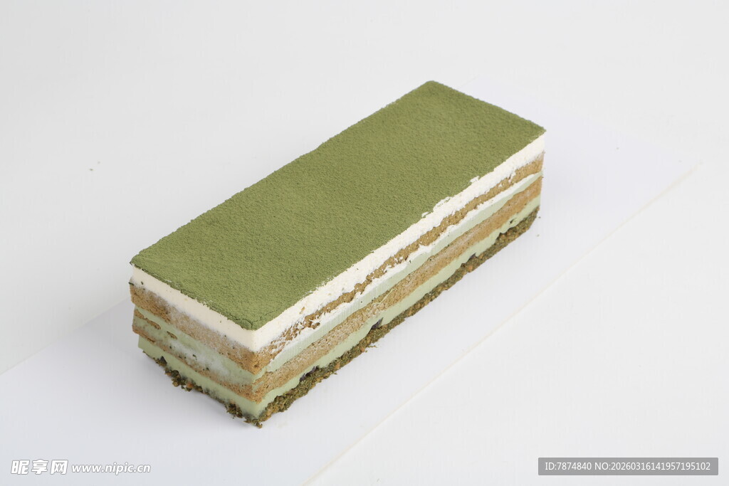 多层叠放的多彩蛋糕