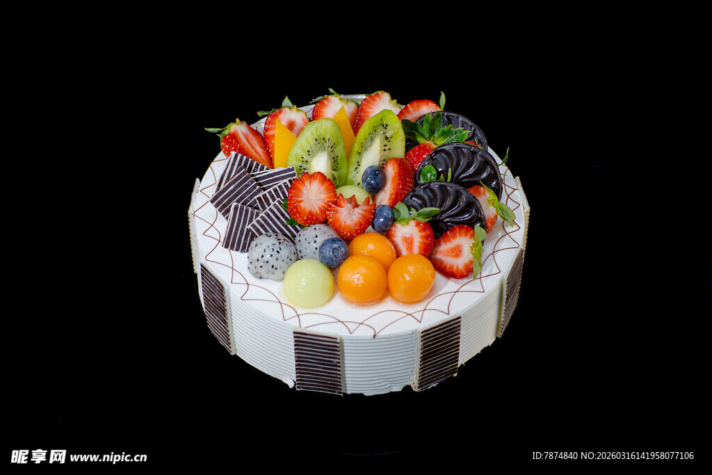 缤纷水果装饰美味蛋糕