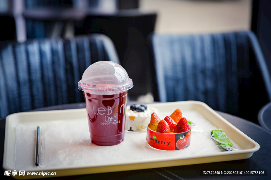 托盘上的美味饮品与甜点