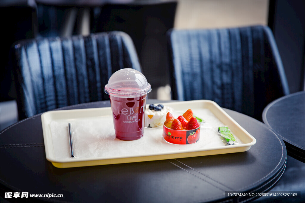 托盘上的美味饮品与甜点