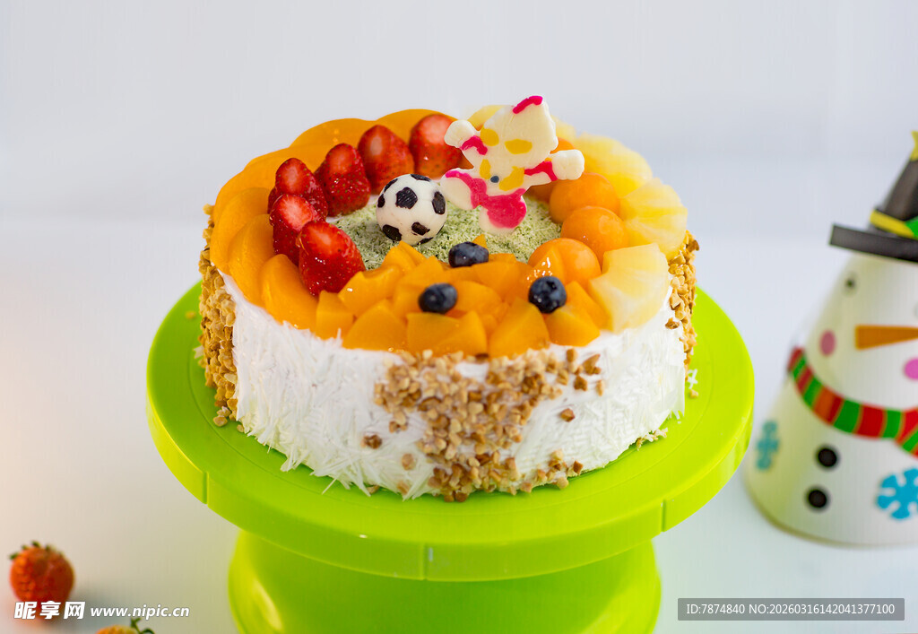 水果装饰的美味生日蛋糕