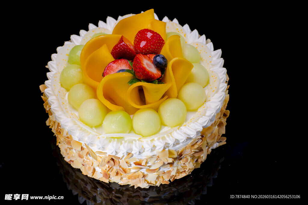 水果装饰的美味小蛋糕