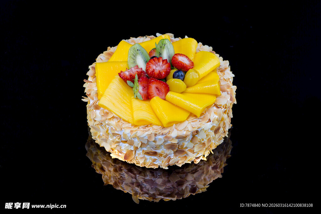 美味水果装饰的精致蛋糕