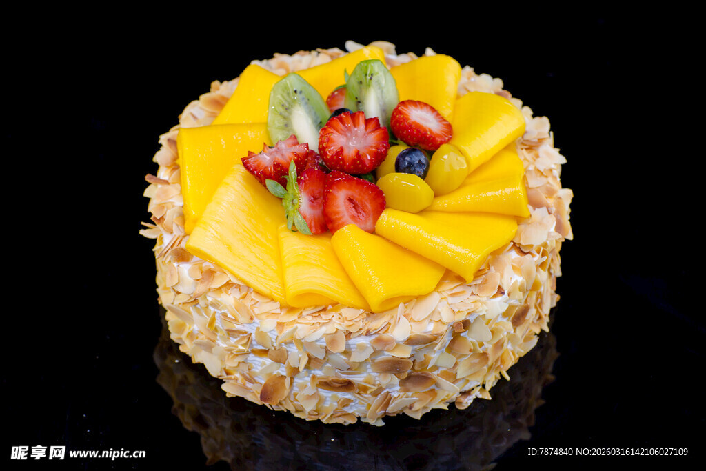 水果装饰的美味蛋糕