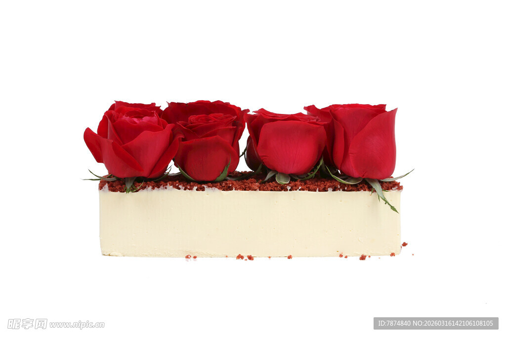 红玫瑰置于浅色底座上