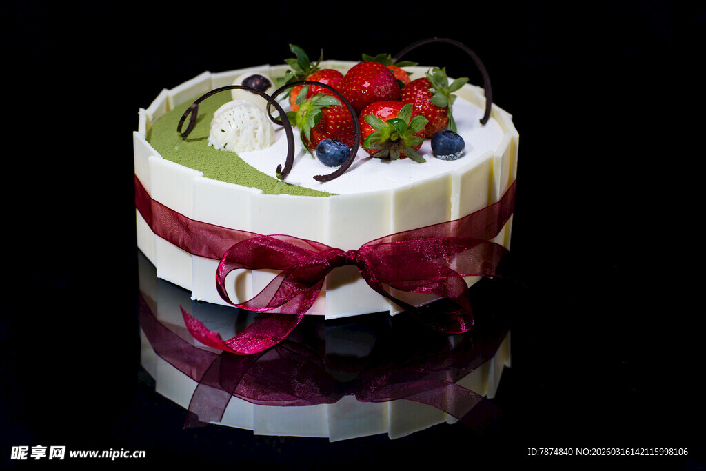 水果装饰的美味蛋糕