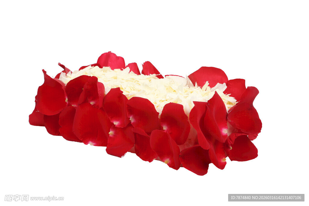 玫瑰花瓣装饰的奶油甜品