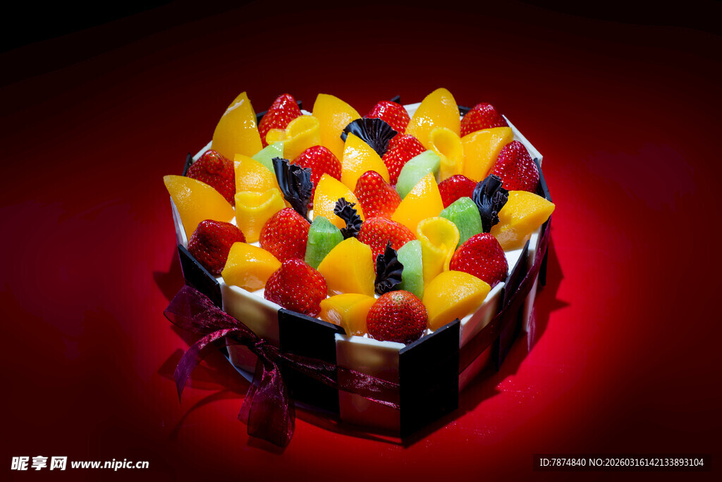 多彩水果装饰的精美蛋糕