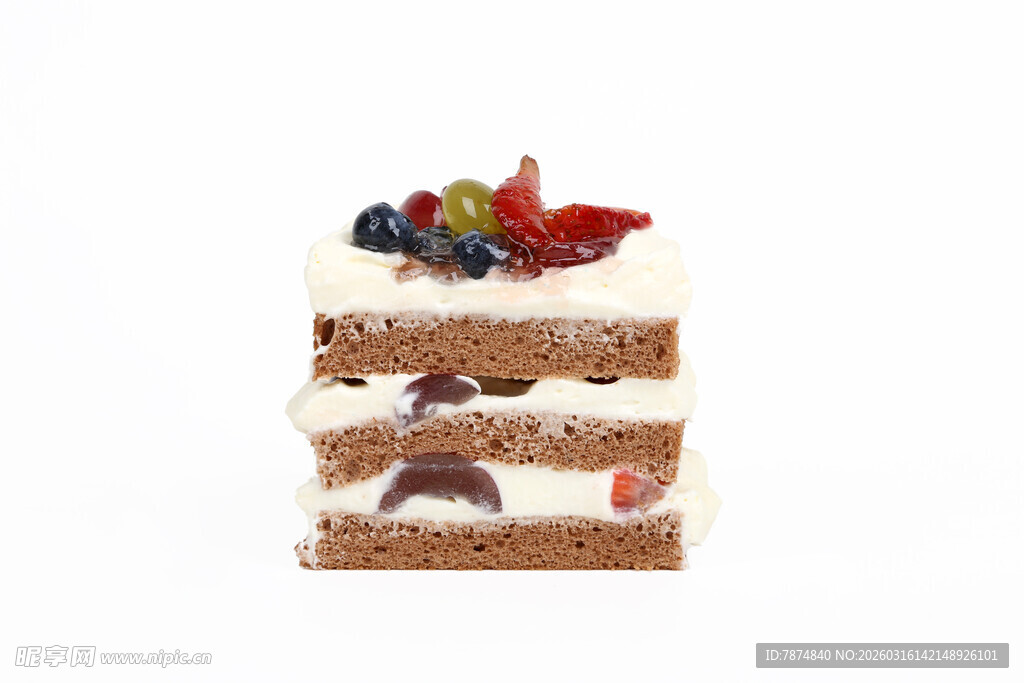 三层水果装饰美味蛋糕