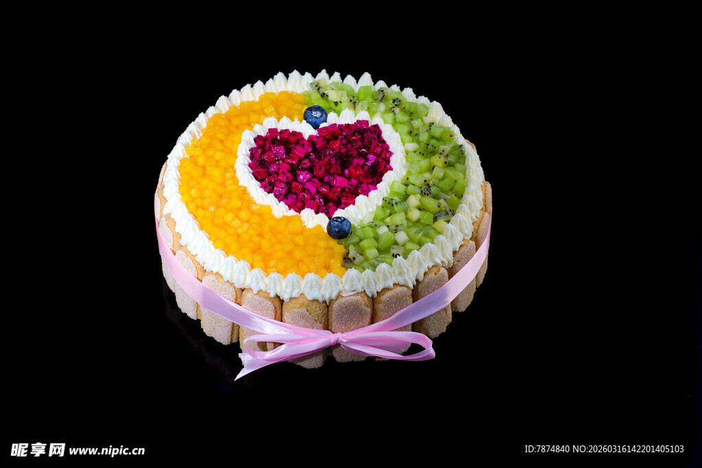 水果装饰的精美蛋糕