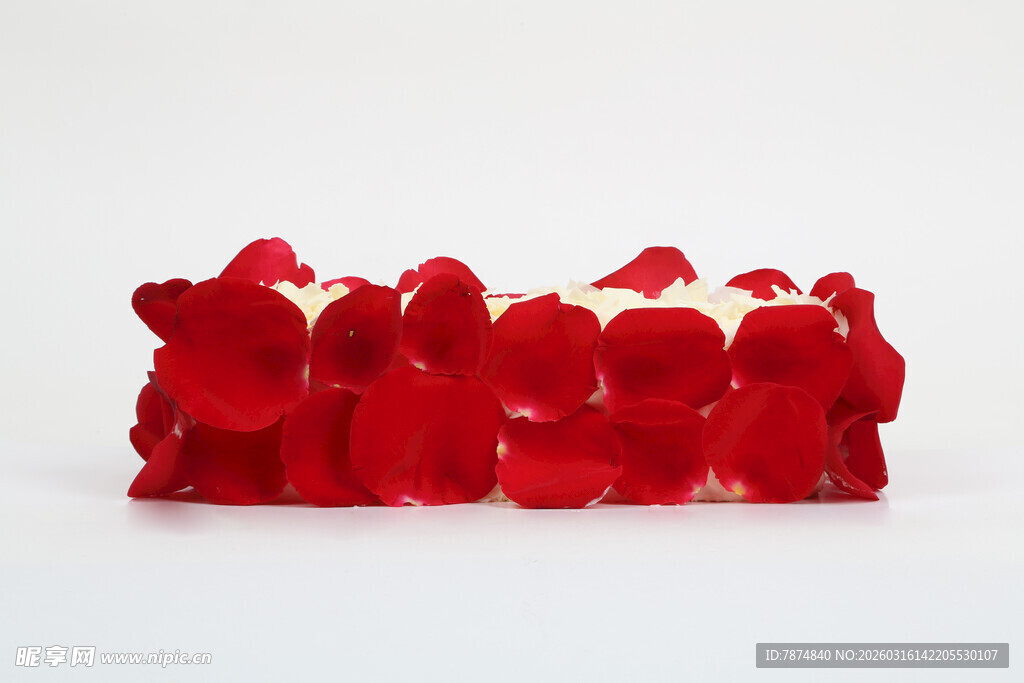 红色软糖造型独特蛋糕